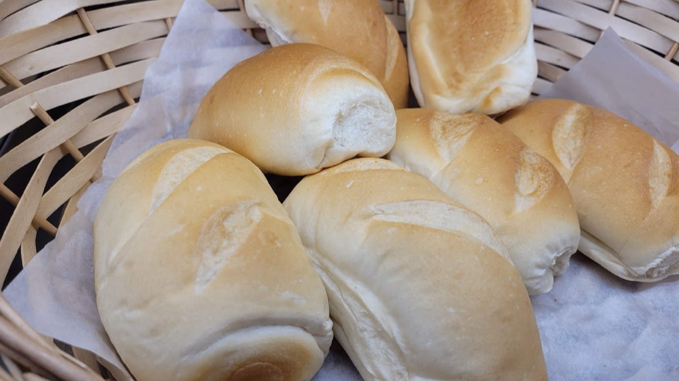 A basket of fresh Brazilian-style bread rolls